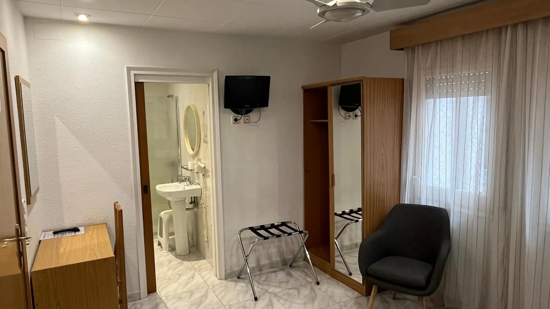 Guest house Hostal Tarres Angles