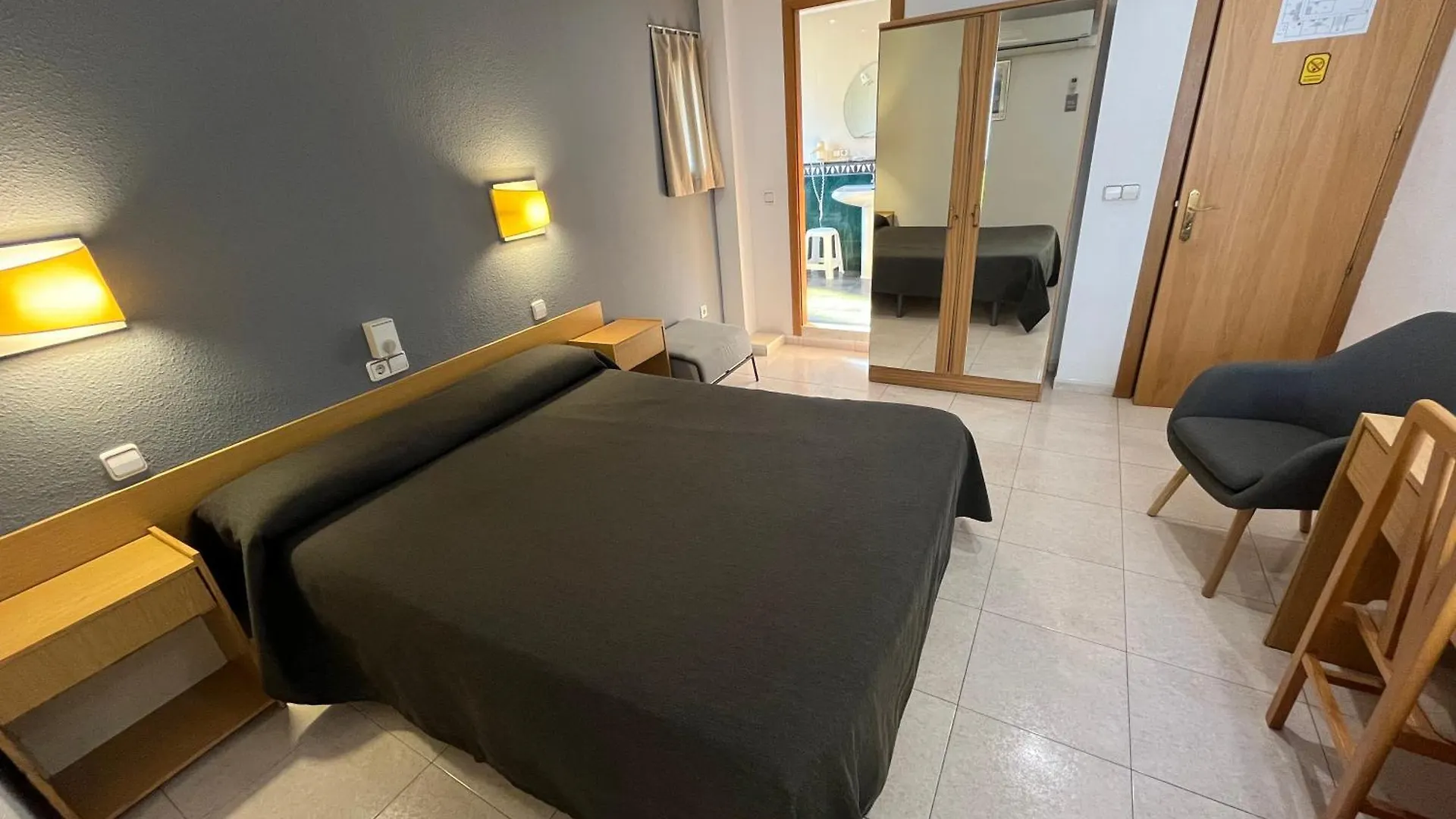 Guest house Hostal Tarres Angles